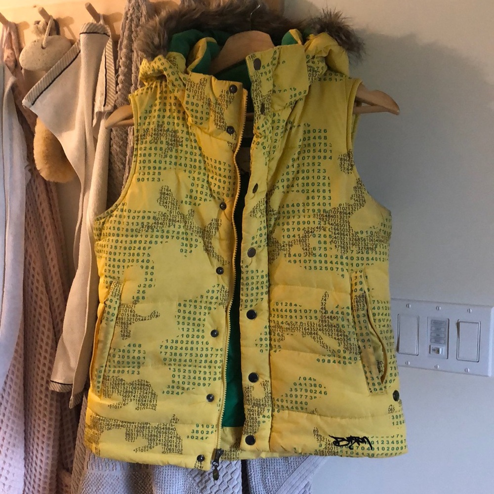 Burton vest size small mostly yellow with green details. Faux fur on the hood
